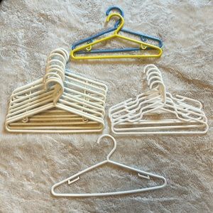 🌻2/$10🌻 Child sized hangers, 17